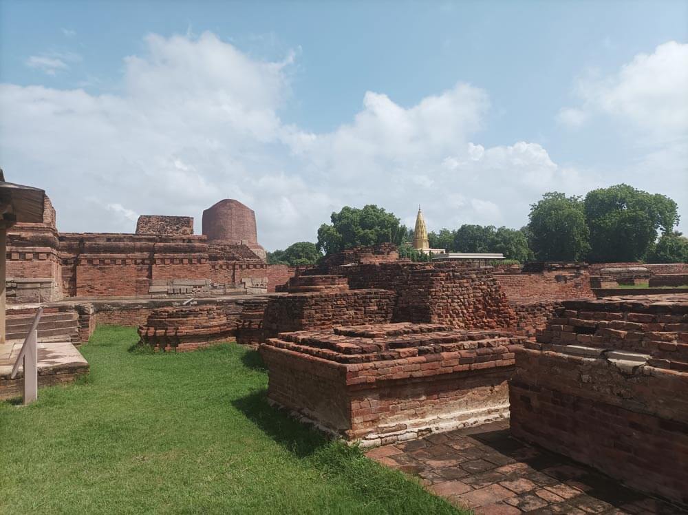 Masywna stupa w Waranasi