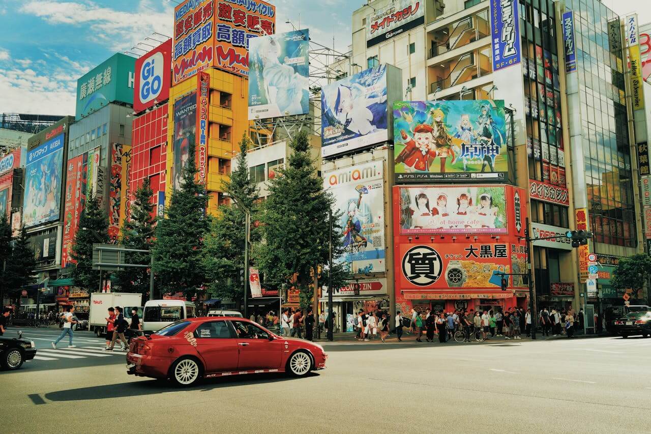 Akihabara w Tokio z szyldami anime i elektroniką