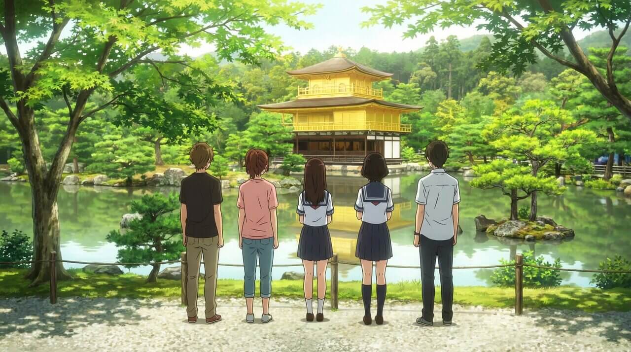 Scena z anime przedstawiająca grupę postaci stojących tyłem i patrzących na Złoty Pawilon (Kinkaku-ji) w Japonii.