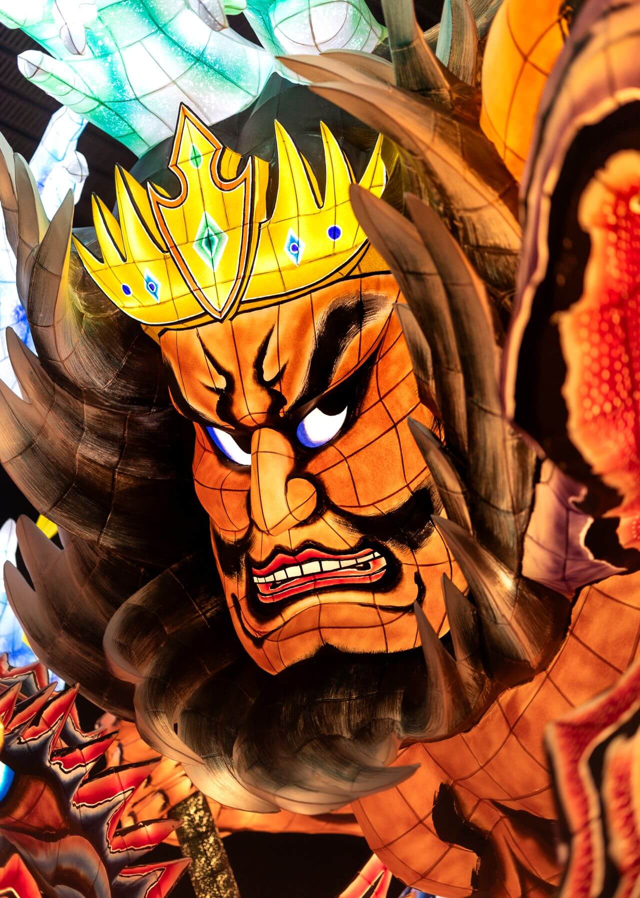 Podświetlana figura wojownika prezentowana podczas festiwalu Aomori Nebuta Matsuri