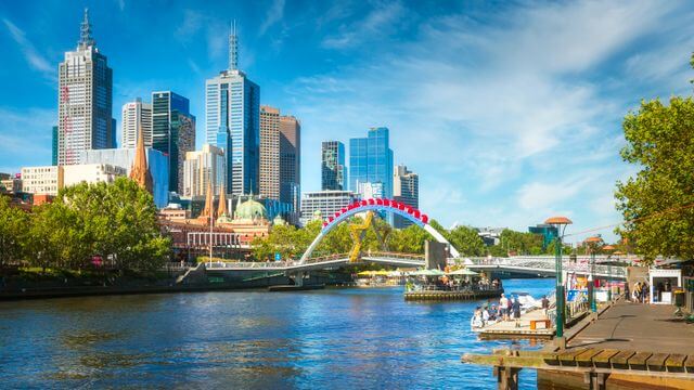 Panorama Melbourne nad rzeką Yarra z mostem i wieżowcami.