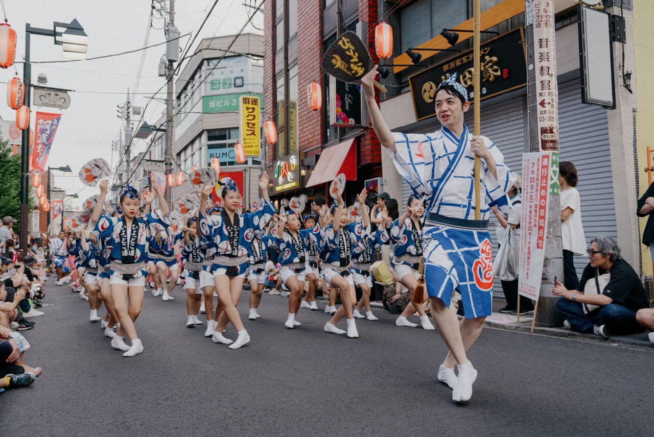 Tancerze Awa Odori w tradycyjnych strojach podczas festiwalu w Tokushimie