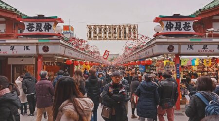 Tłum turystów na ulicy Nakamise w Asakusa w Tokio – kolorowe stragany i wejście do świątyni Senso-ji w Japonii