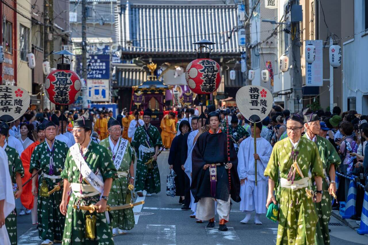 Uroczysta procesja uczestników japońskiego matsuri w tradycyjnych strojach