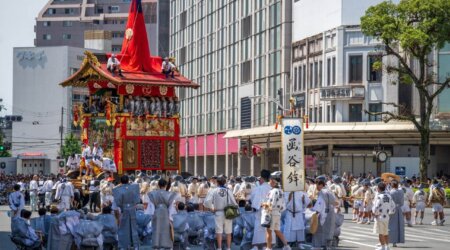 Procesja z platformą Yamahoko i uczestnikami Gion Matsuri na ulicy w Kioto