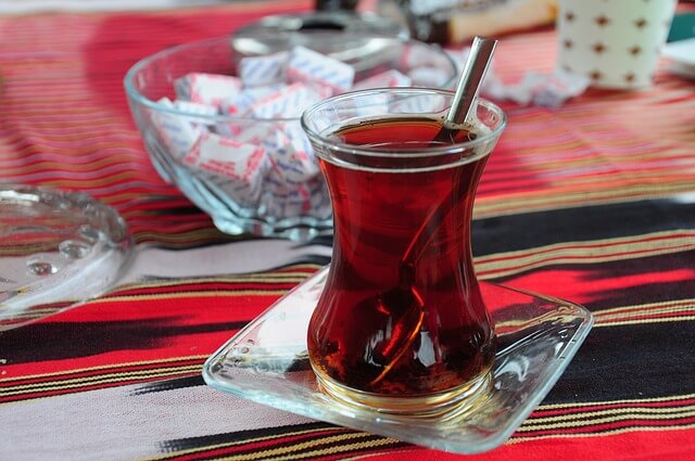 turecka herbata z łyżeczką stojąca na spodku