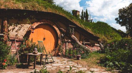 Hobbicka norka z okrągłymi drzwiami i ogrodem w Hobbitonie - Nowa Zelandia śladami Tolkiena