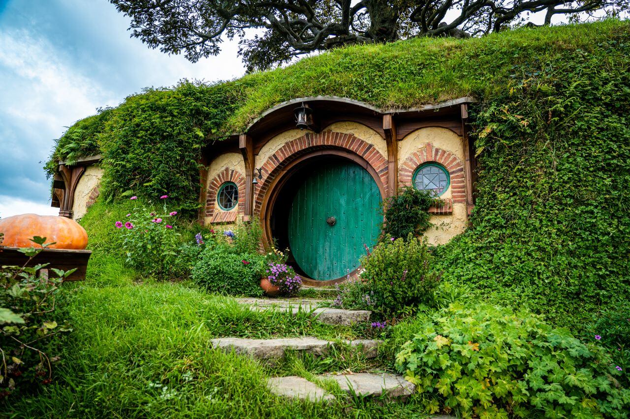 Zielone drzwi hobbickiej norki w Hobbitonie w Nowej Zelandii