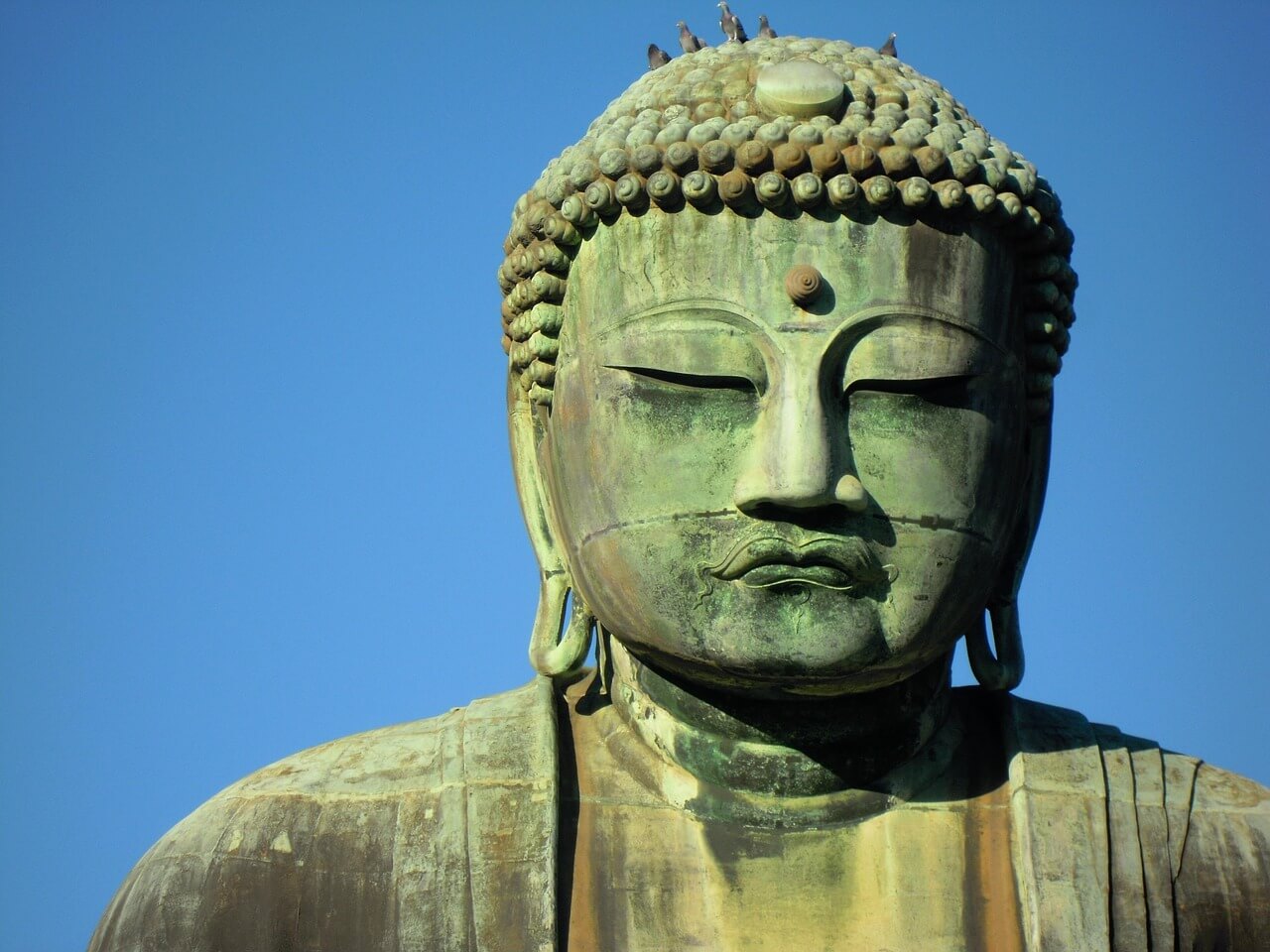 Monumentalny posąg Wielkiego Buddy Daibutsu z brązu w Kamakurze