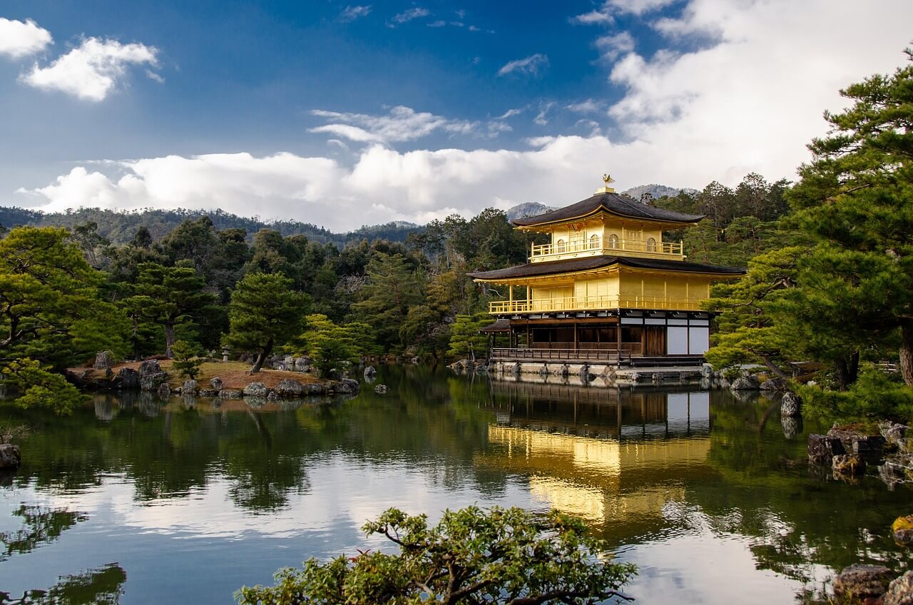 Złoty Pawilon Kinkaku-ji w Kioto odbijający się w stawie