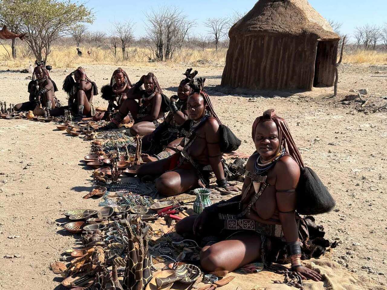 Spotkanie z lokalną społecznością Himba w tradycyjnej wiosce w Namibii podczas wyprawy 2026.