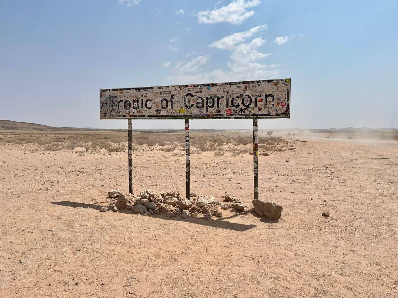 Znak Zwrotnika Koziorożca na trasie przez Namibię – podróż 2026.