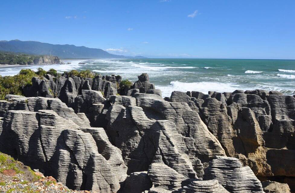 Skały naleśnikowe Pancake Rocks w Punakaiki nad Morzem Tasmana w Nowej Zelandii