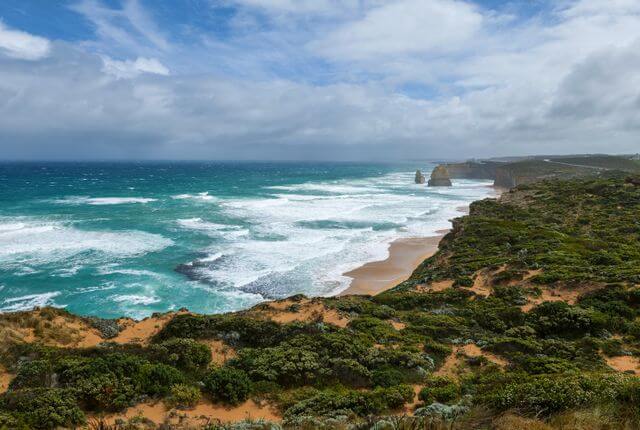 Oceaniczne fale uderzające o skaliste wybrzeże Australii.