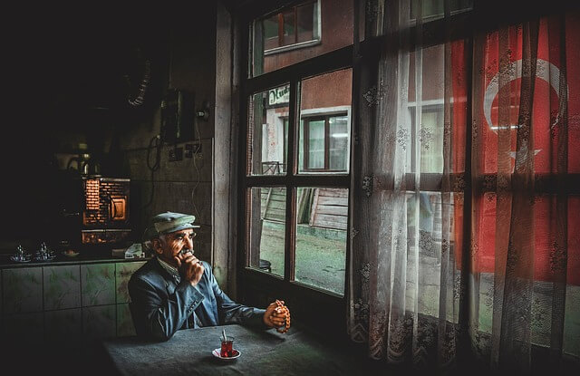 mężczyzna pijący turecką herbatę w kawiarni