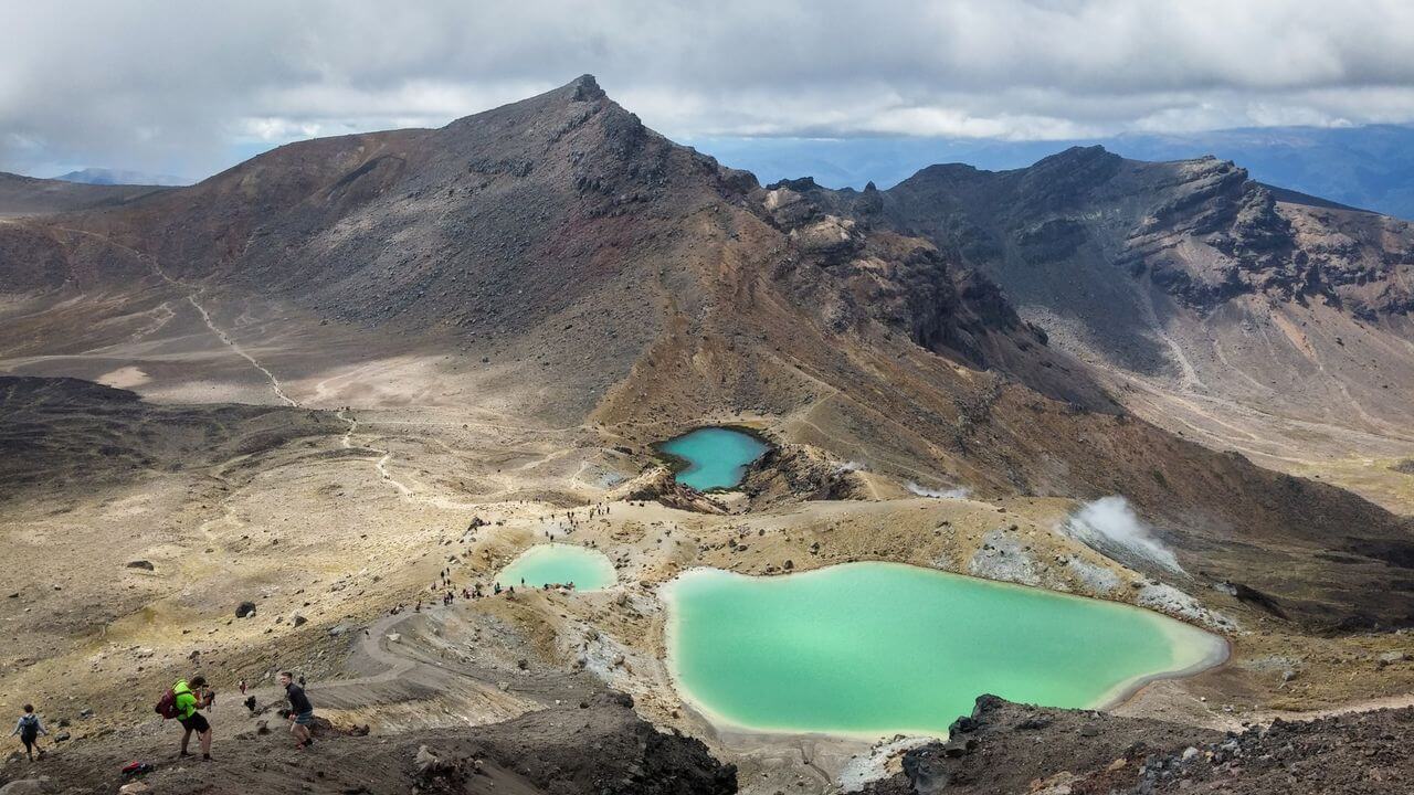 Szmaragdowe jeziora i wulkaniczny krajobraz na szlaku Tongariro Alpine Crossing