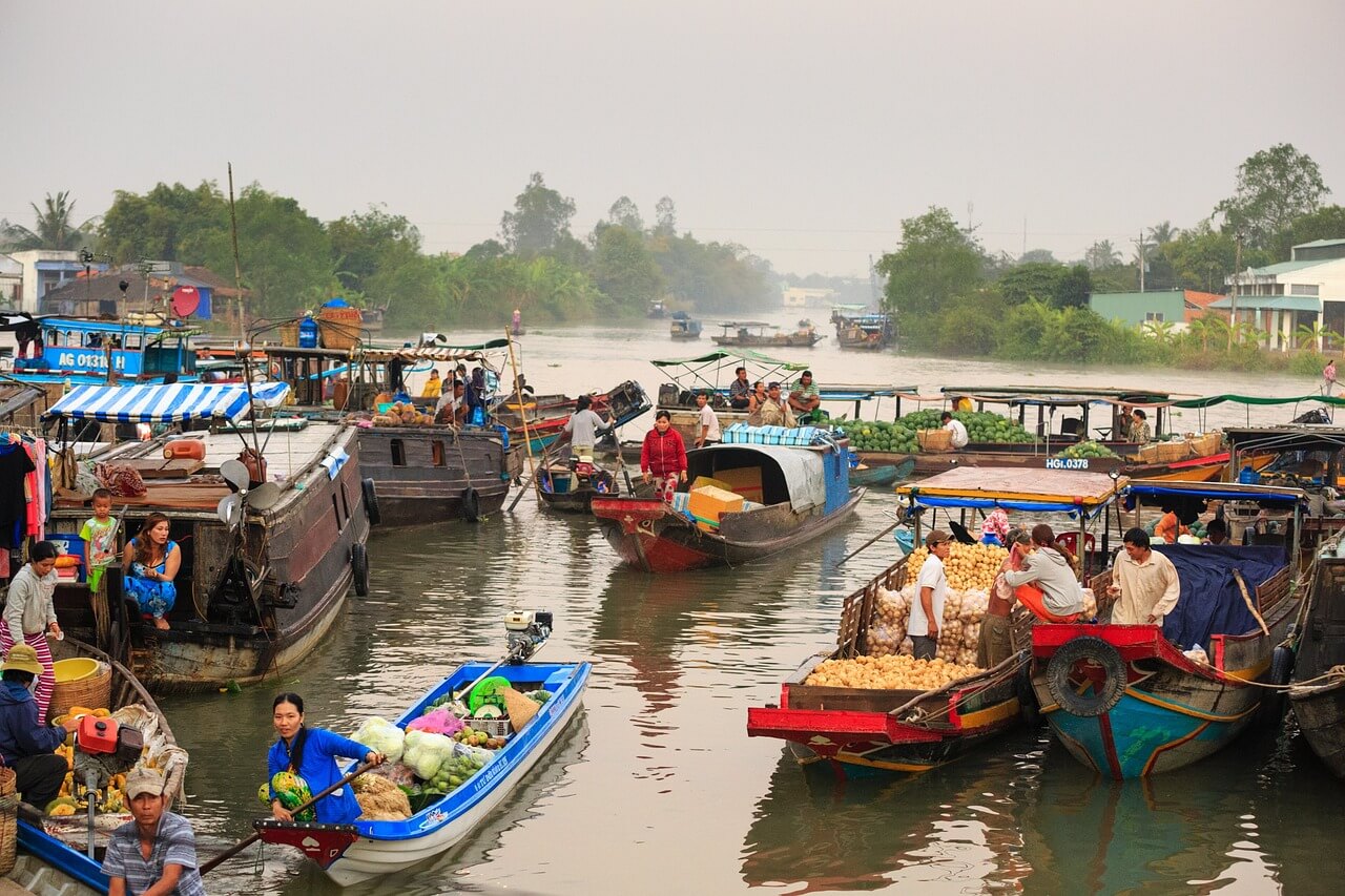 Pływający targ na rzece Mekong w Wietnamie