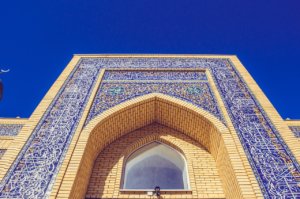 złoto niebieski meczet w kazachstanie na tle nieba