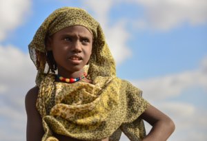 mieszkaniec etiopii w miejscowym stroju