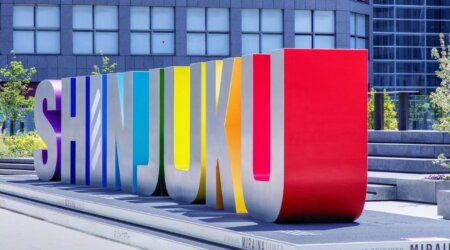 Kolorowy napis Shinjuku na tle nowoczesnych budynków Tokio