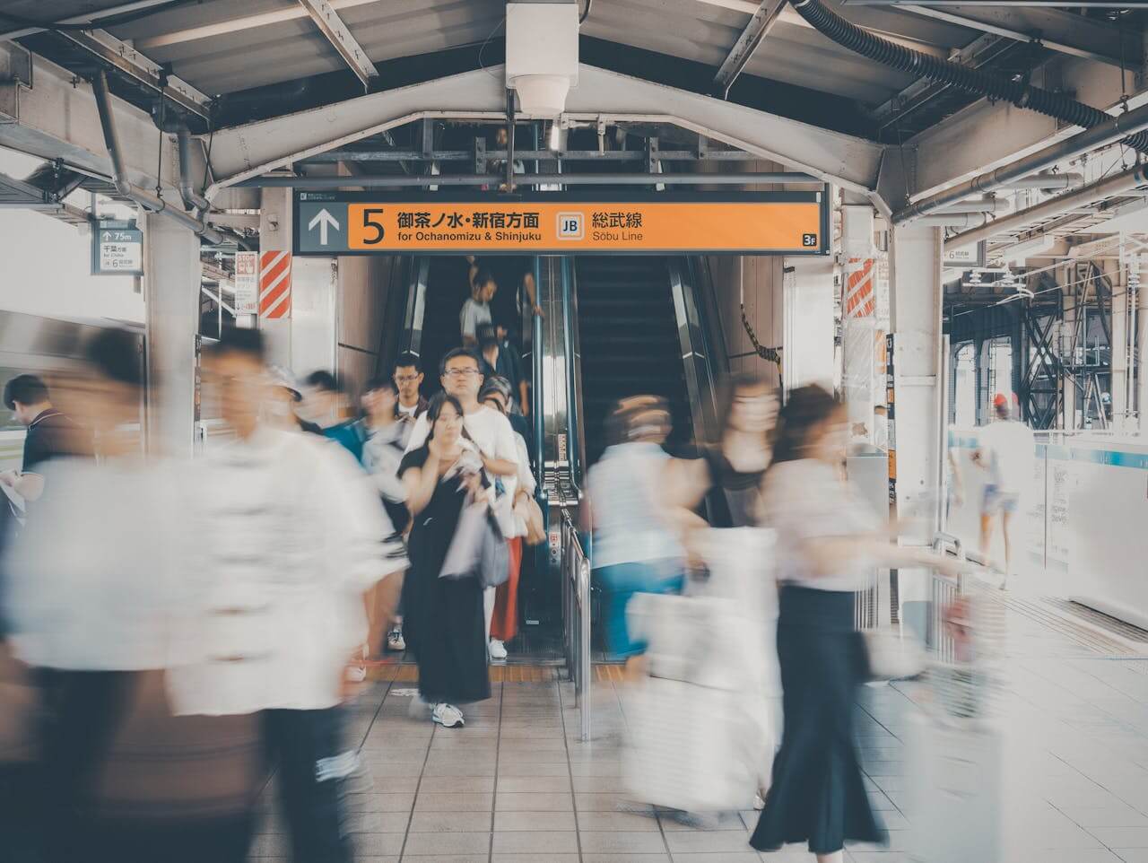Tłum pasażerów na stacji Shinjuku w Tokio