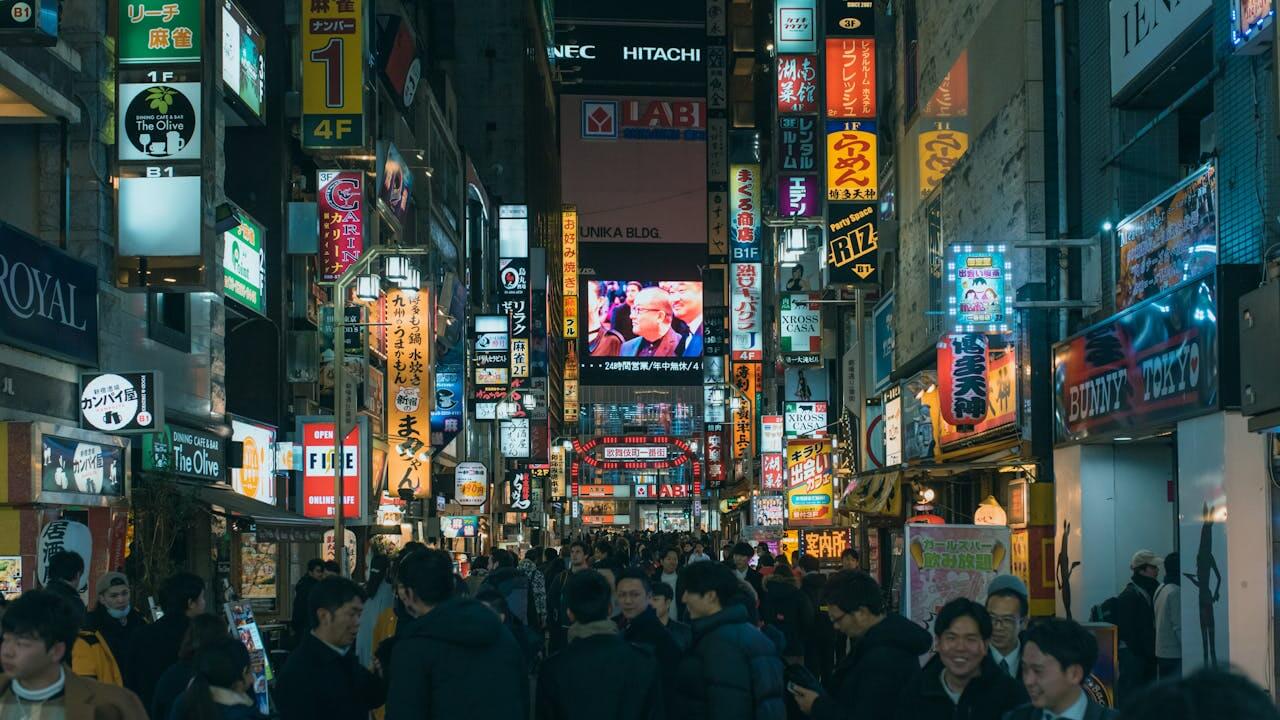 Nocne życie Shinjuku w Tokio
