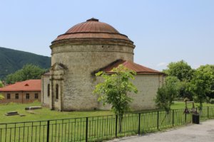 stary,przydrożny meczet szeki w azerbejdżanie