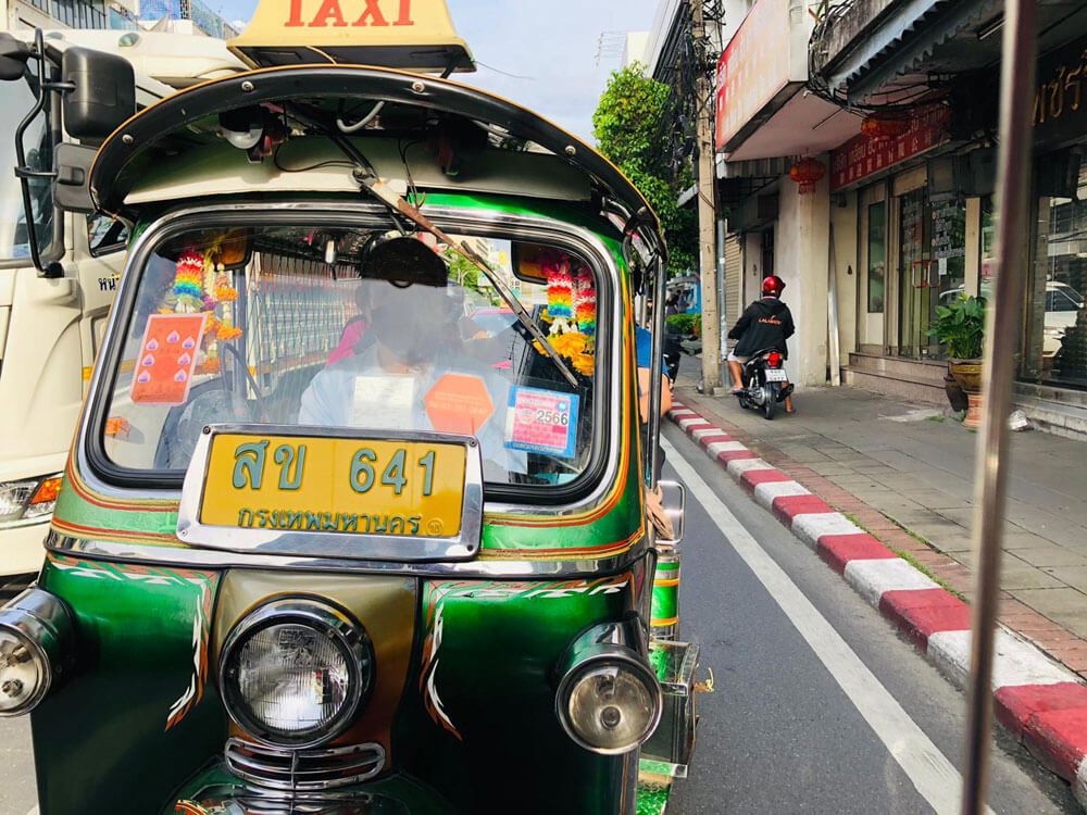 Tuk tuk na ulicach Bangkoku