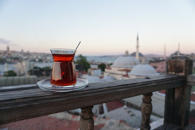 turecka herbata na balkonie