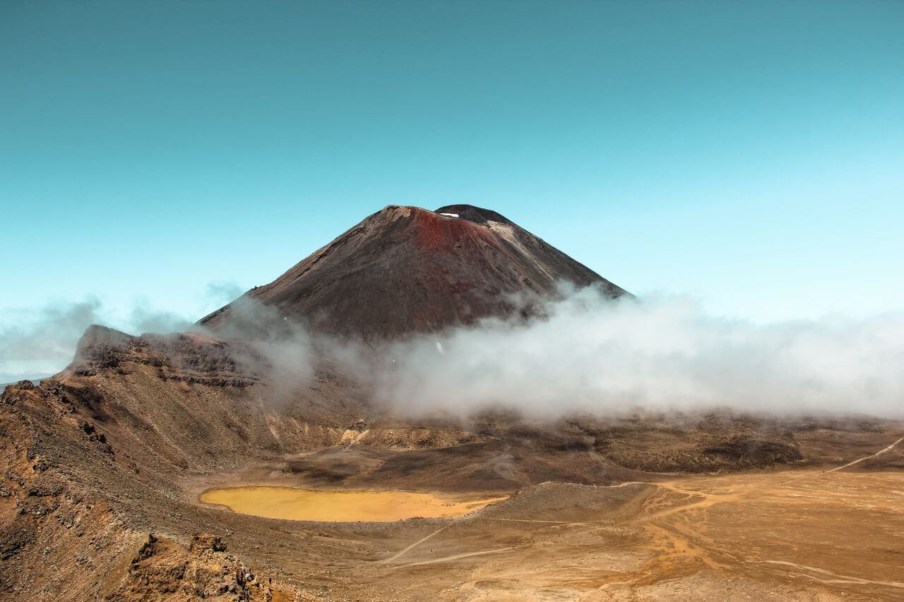 Wulkan Ngauruhoe w Parku Narodowym Tongariro w Nowej Zelandii
