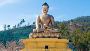 posąg buddy w bhutanie