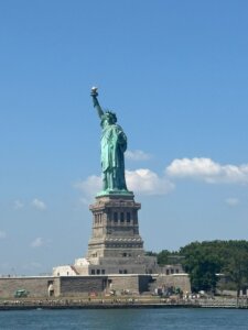 Statua Wolności na tle błękitnego nieba, widok z wody