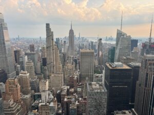 Panorama miasta z wysokości – widok na nowojorskie wieżowce przy zachodzącym słońcu.