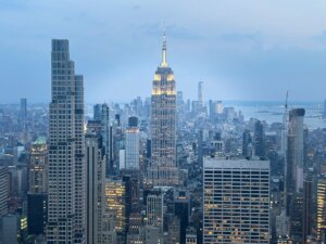 Widok na nowojorskie drapacze chmur, z Empire State Building pośrodku.