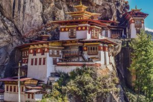 klasztor w górach w bhutanie