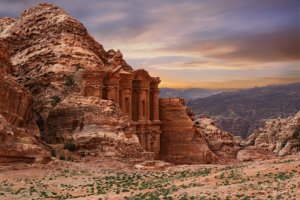 widok na skalne miasto Petra w Jordanii