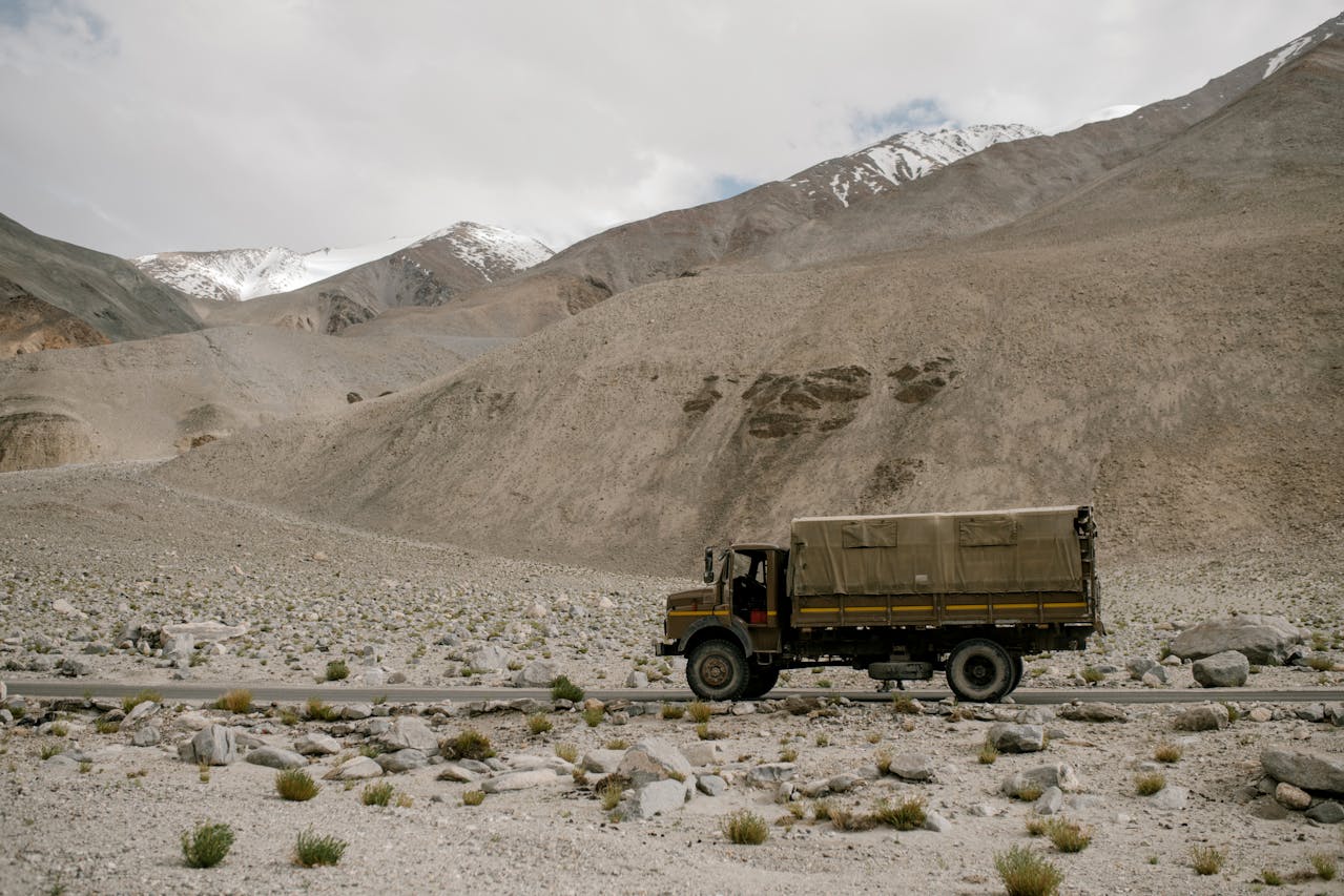 Ladakh możesz też zwiedzić korzystając z samochodu, autostopu ciężarówką czy motoru